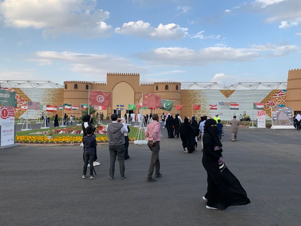 وهل هناك هدية أجمل من كتاب جيّد مرفق بأنبل المشاعر والحب؟