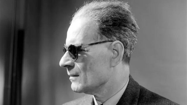 طه حسين يحذّر من تيك توك وسنابشات وتويتر قبل 77 عام!